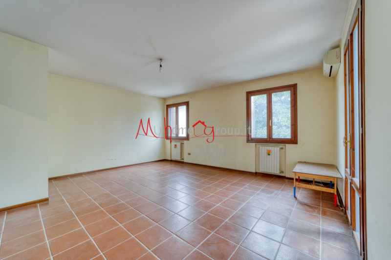 CHIESANUOVA: Appartamento su più livelli, dalle ampie metrature, si compone di ingresso, soggiorn...