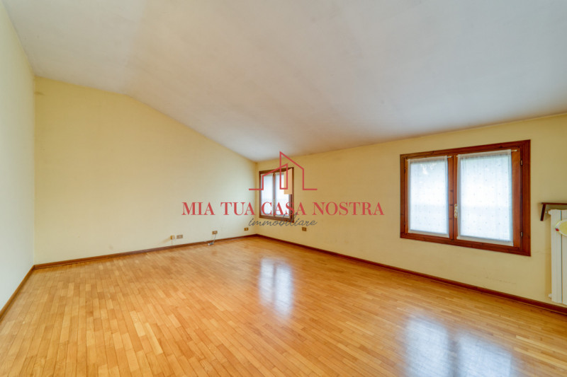 CHIESANUOVA: Appartamento su più livelli, dalle ampie metrature, si compone di ingresso, soggiorn...