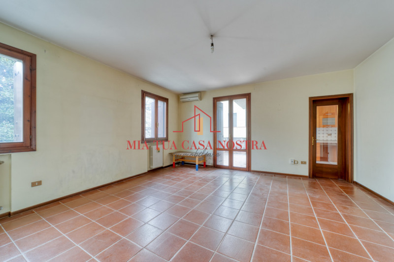 CHIESANUOVA: Appartamento su più livelli, dalle ampie metrature, si compone di ingresso, soggiorn...