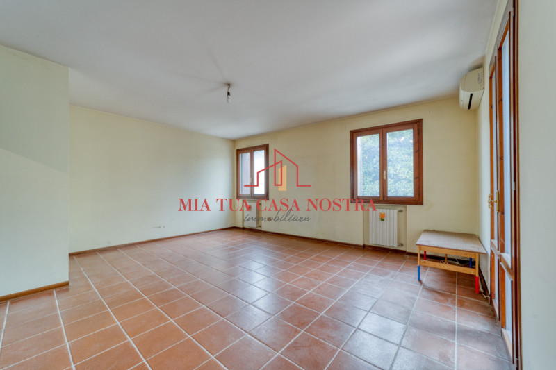 CHIESANUOVA: Appartamento su più livelli, dalle ampie metrature, si compone di ingresso, soggiorn...