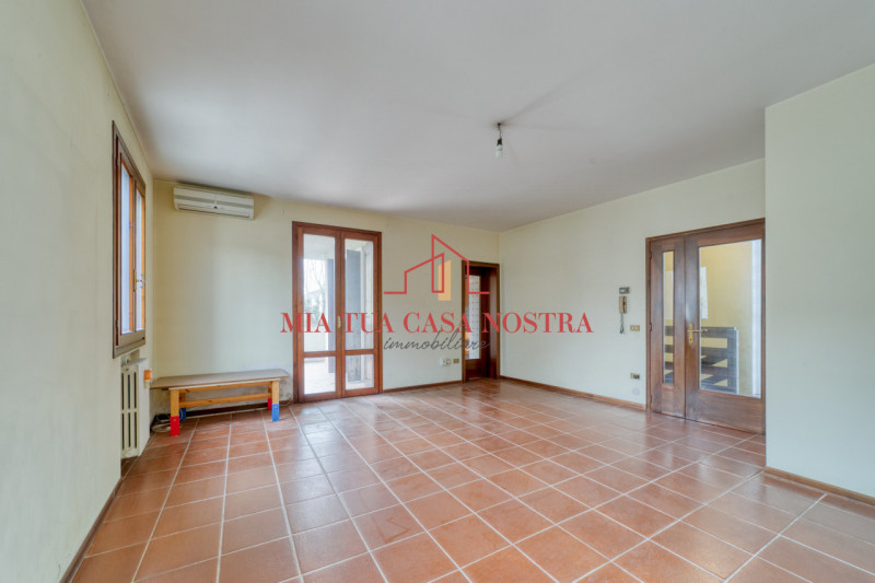 CHIESANUOVA: Appartamento su più livelli, dalle ampie metrature, si compone di ingresso, soggiorn...