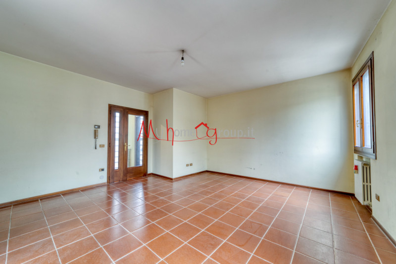 CHIESANUOVA: Appartamento su più livelli, dalle ampie metrature, si compone di ingresso, soggiorn...