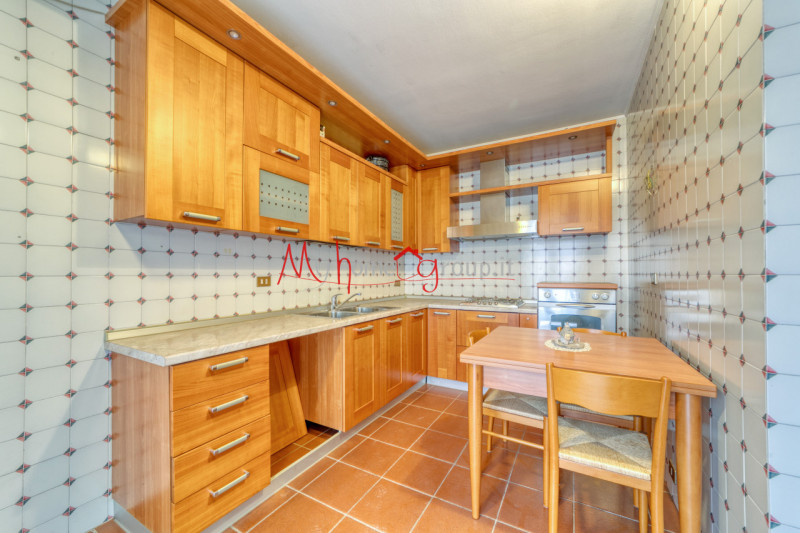 CHIESANUOVA: Appartamento su più livelli, dalle ampie metrature, si compone di ingresso, soggiorn...