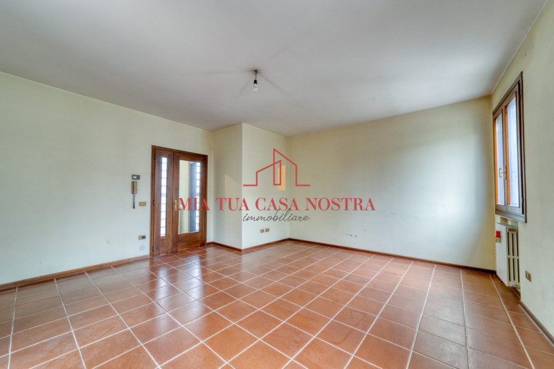 CHIESANUOVA: Appartamento su più livelli, dalle ampie metrature, si compone di ingresso, soggiorn...