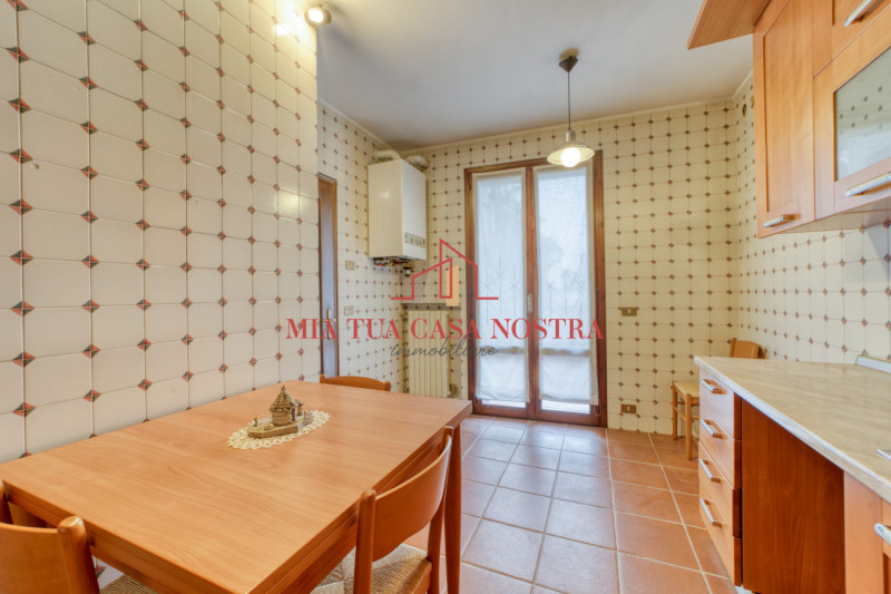 CHIESANUOVA: Appartamento su più livelli, dalle ampie metrature, si compone di ingresso, soggiorn...