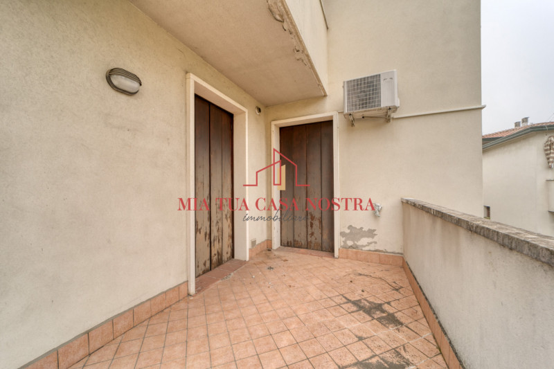 CHIESANUOVA: Appartamento su più livelli, dalle ampie metrature, si compone di ingresso, soggiorn...