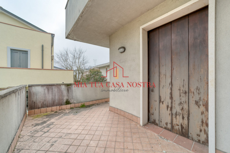 CHIESANUOVA: Appartamento su più livelli, dalle ampie metrature, si compone di ingresso, soggiorn...