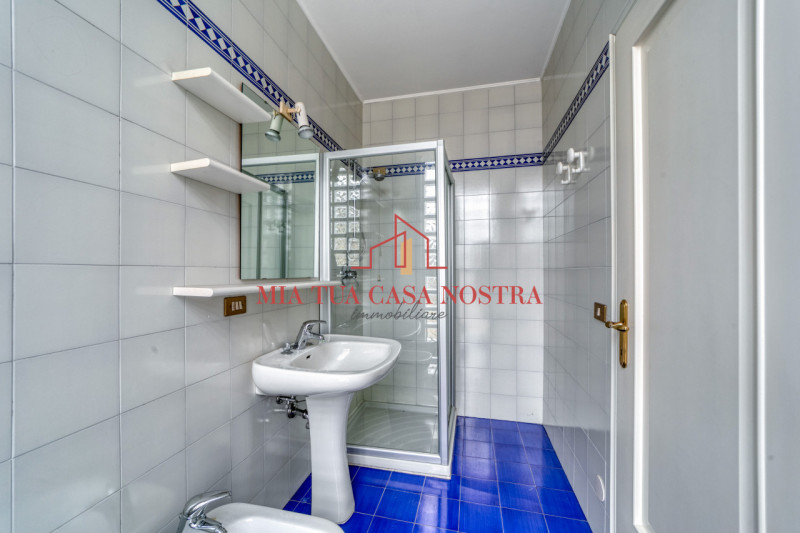 CHIESANUOVA: Appartamento su più livelli, dalle ampie metrature, si compone di ingresso, soggiorn...