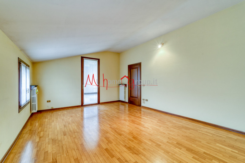 CHIESANUOVA: Appartamento su più livelli, dalle ampie metrature, si compone di ingresso, soggiorn...