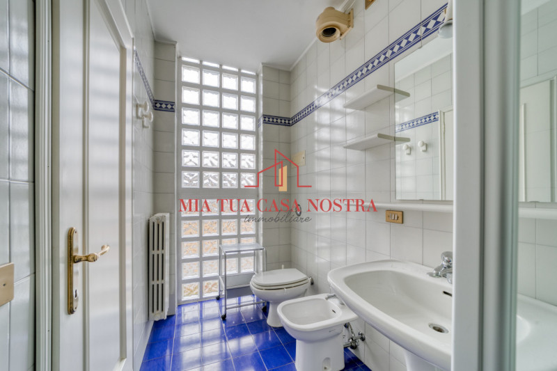 CHIESANUOVA: Appartamento su più livelli, dalle ampie metrature, si compone di ingresso, soggiorn...