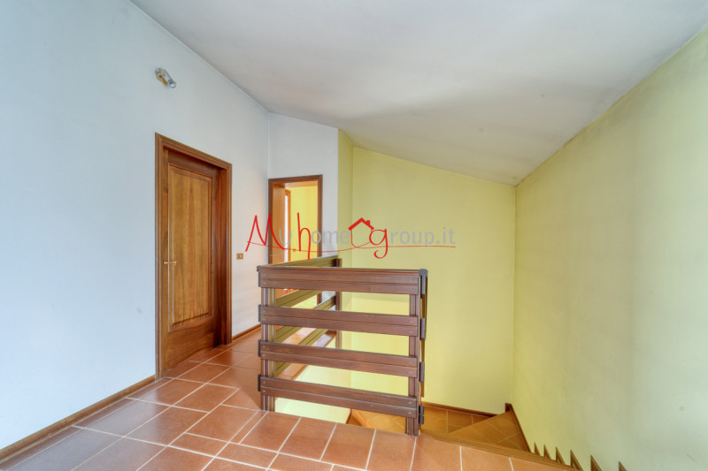 CHIESANUOVA: Appartamento su più livelli, dalle ampie metrature, si compone di ingresso, soggiorn...