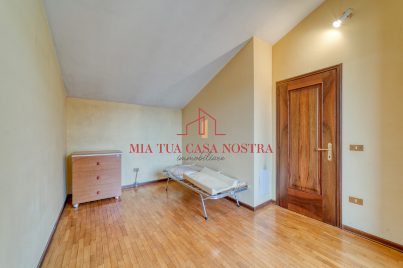 CHIESANUOVA: Appartamento su più livelli, dalle ampie metrature, si compone di ingresso, soggiorn...