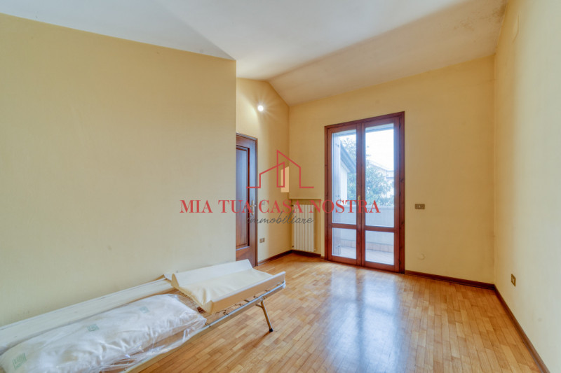 CHIESANUOVA: Appartamento su più livelli, dalle ampie metrature, si compone di ingresso, soggiorn...