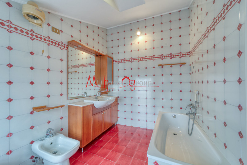 CHIESANUOVA: Appartamento su più livelli, dalle ampie metrature, si compone di ingresso, soggiorn...