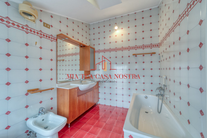 CHIESANUOVA: Appartamento su più livelli, dalle ampie metrature, si compone di ingresso, soggiorn...