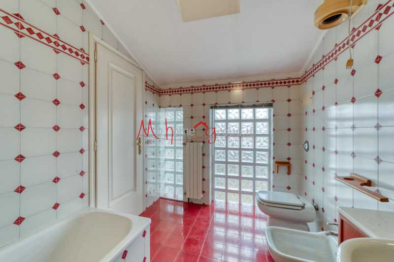 CHIESANUOVA: Appartamento su più livelli, dalle ampie metrature, si compone di ingresso, soggiorn...