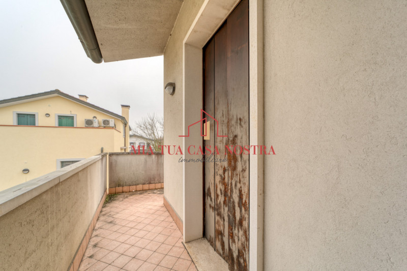 CHIESANUOVA: Appartamento su più livelli, dalle ampie metrature, si compone di ingresso, soggiorn...