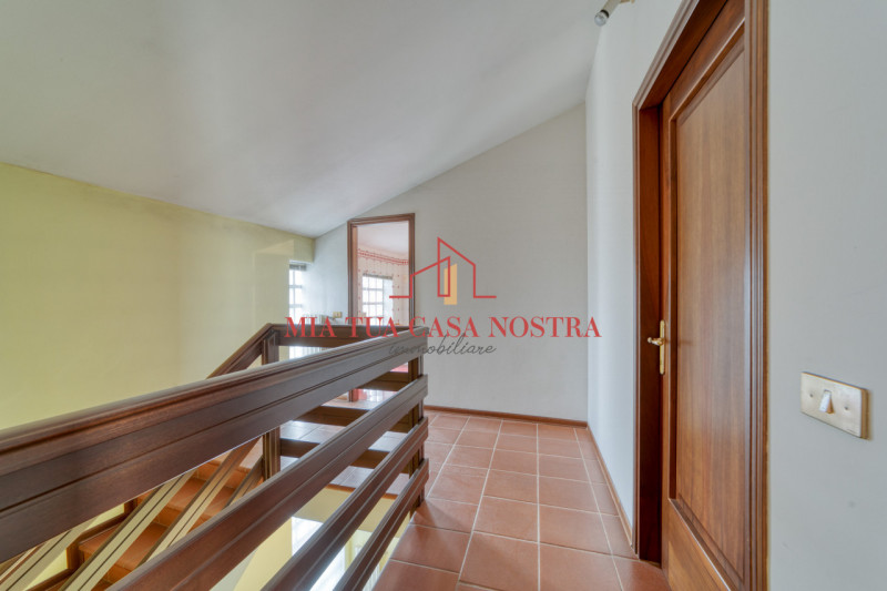 CHIESANUOVA: Appartamento su più livelli, dalle ampie metrature, si compone di ingresso, soggiorn...