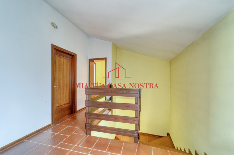 CHIESANUOVA: Appartamento su più livelli, dalle ampie metrature, si compone di ingresso, soggiorn...