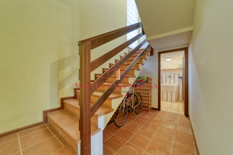 CHIESANUOVA: Appartamento su più livelli, dalle ampie metrature, si compone di ingresso, soggiorn...