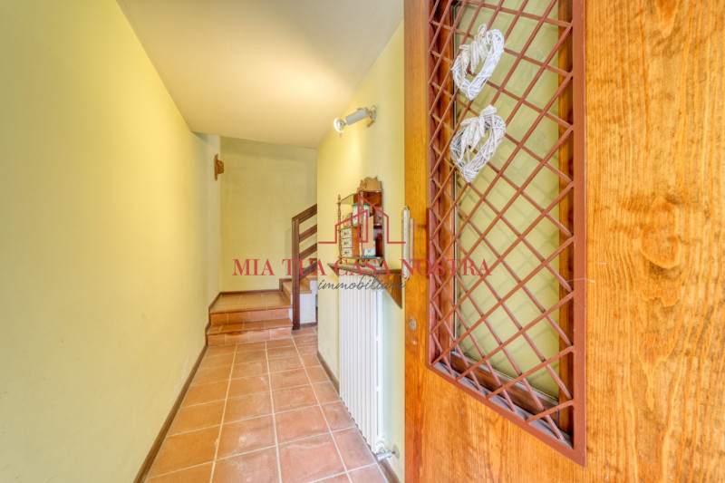 CHIESANUOVA: Appartamento su più livelli, dalle ampie metrature, si compone di ingresso, soggiorn...