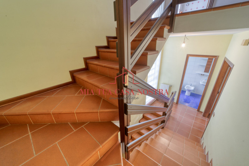 CHIESANUOVA: Appartamento su più livelli, dalle ampie metrature, si compone di ingresso, soggiorn...