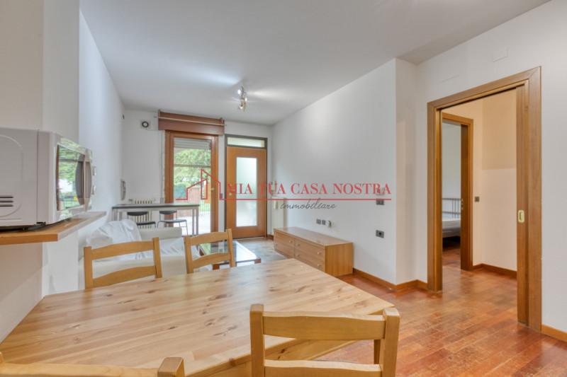 PADOVA2000: Appartamento al piano terra con giardino privato composto di ingresso, soggiorno con ...