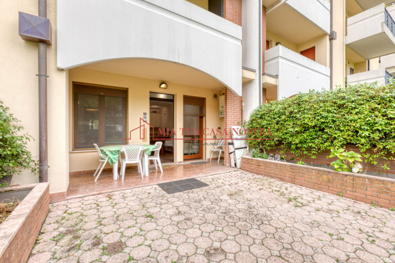 PADOVA2000: Appartamento al piano terra con giardino privato composto di ingresso, soggiorno con ...