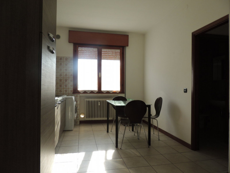 Chiesanuova: Appartamento all'ultimo piano di palazzina dotata di ascensore; si compone di ingres...