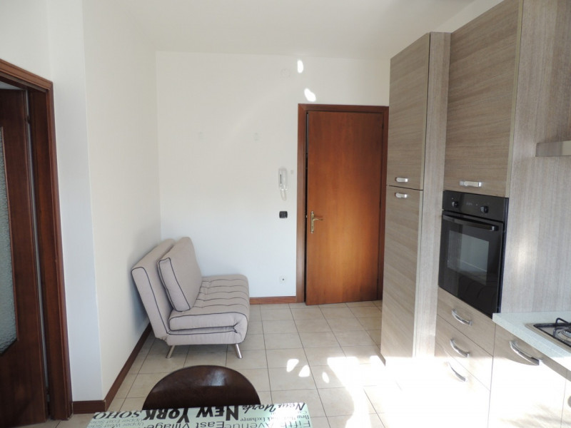 Chiesanuova: Appartamento all'ultimo piano di palazzina dotata di ascensore; si compone di ingres...