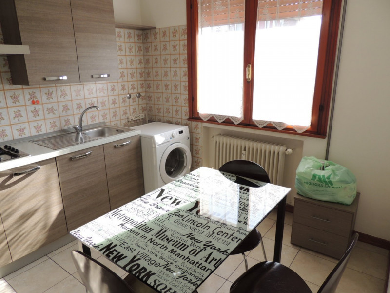 Chiesanuova: Appartamento all'ultimo piano di palazzina dotata di ascensore; si compone di ingres...