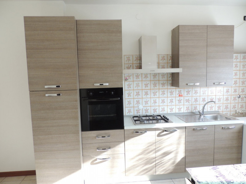 Chiesanuova: Appartamento all'ultimo piano di palazzina dotata di ascensore; si compone di ingres...