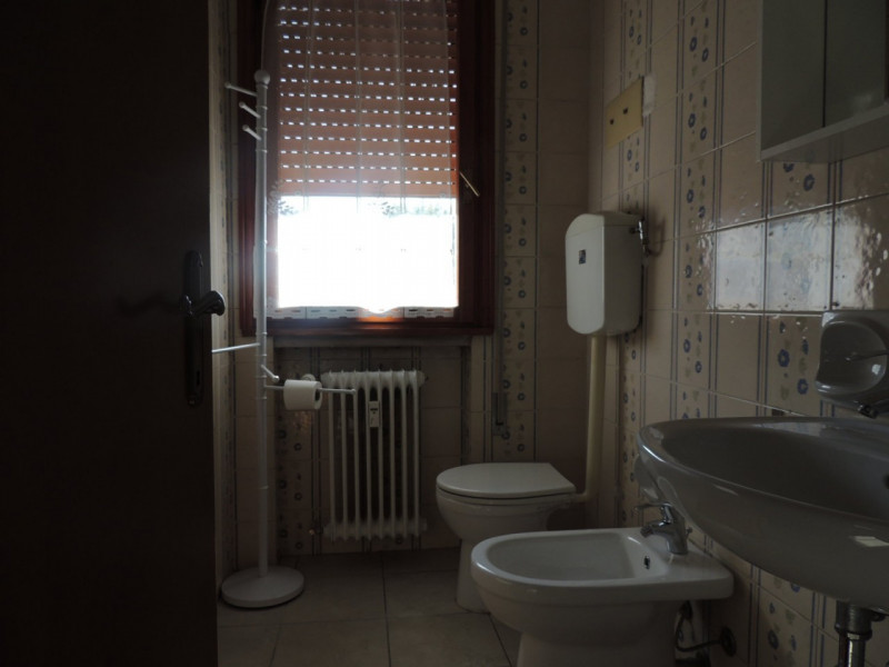 Chiesanuova: Appartamento all'ultimo piano di palazzina dotata di ascensore; si compone di ingres...