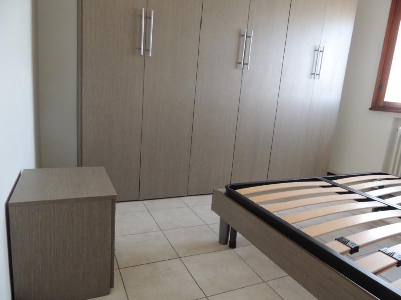 Chiesanuova: Appartamento all'ultimo piano di palazzina dotata di ascensore; si compone di ingres...