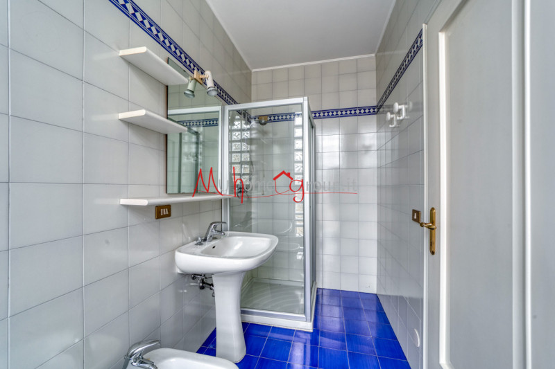 CHIESANUOVA: Appartamento su più livelli, dalle ampie metrature, si compone di ingresso, soggiorn...