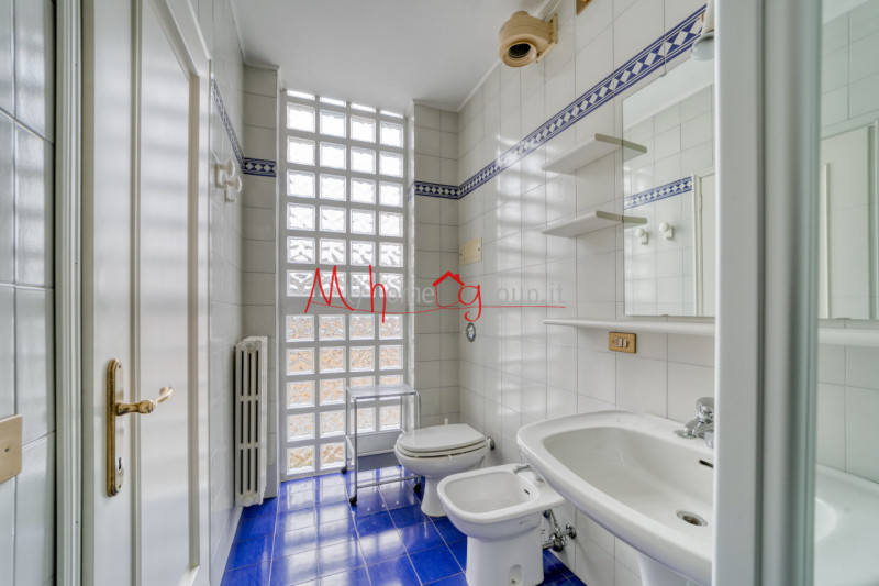 CHIESANUOVA: Appartamento su più livelli, dalle ampie metrature, si compone di ingresso, soggiorn...