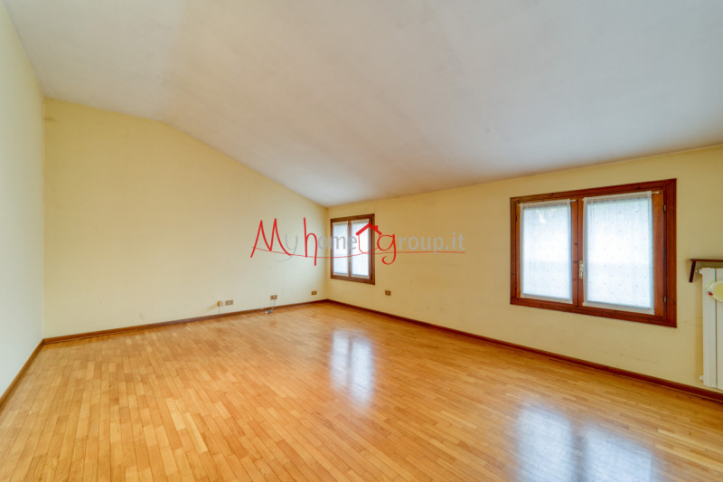 CHIESANUOVA: Appartamento su più livelli, dalle ampie metrature, si compone di ingresso, soggiorn...