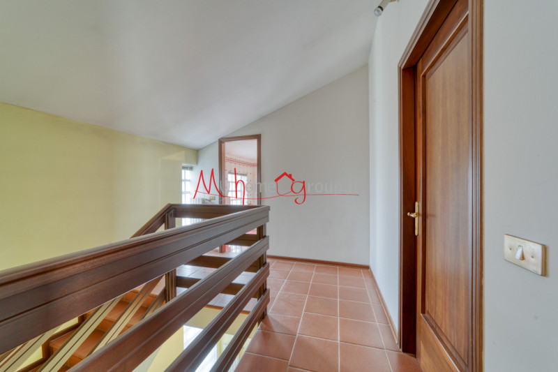 CHIESANUOVA: Appartamento su più livelli, dalle ampie metrature, si compone di ingresso, soggiorn...