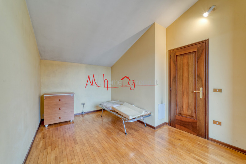 CHIESANUOVA: Appartamento su più livelli, dalle ampie metrature, si compone di ingresso, soggiorn...