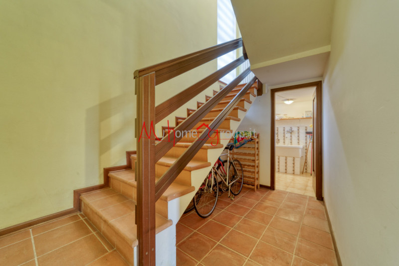 CHIESANUOVA: Appartamento su più livelli, dalle ampie metrature, si compone di ingresso, soggiorn...