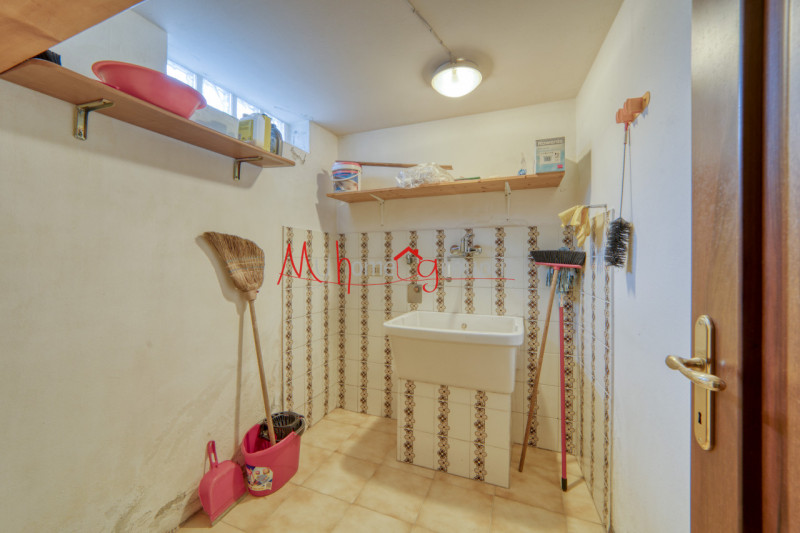 CHIESANUOVA: Appartamento su più livelli, dalle ampie metrature, si compone di ingresso, soggiorn...