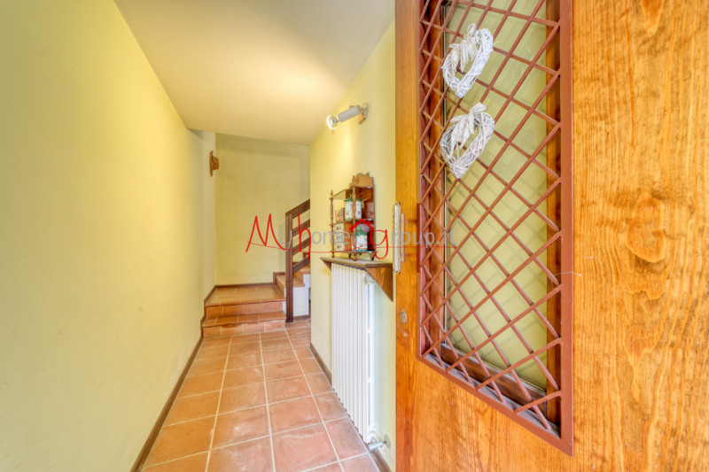 CHIESANUOVA: Appartamento su più livelli, dalle ampie metrature, si compone di ingresso, soggiorn...