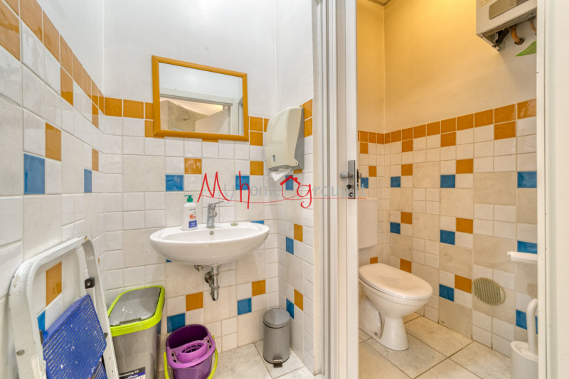 CHIESANUOVA: Negozio al piano terra con doppia vetrina. Attualmente affittato con contratto 6+6 a...