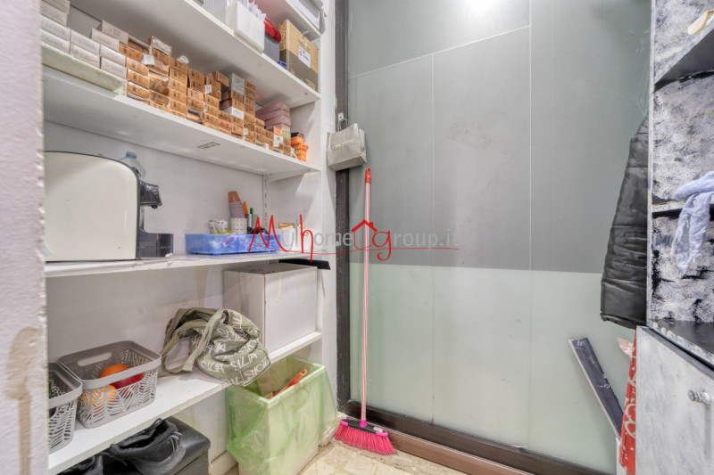 CHIESANUOVA: Negozio al piano terra con doppia vetrina. Attualmente affittato con contratto 6+6 a...