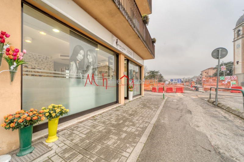 CHIESANUOVA: Negozio al piano terra con doppia vetrina. Attualmente affittato con contratto 6+6 a...