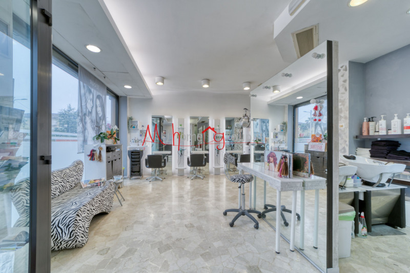 CHIESANUOVA: Negozio al piano terra con doppia vetrina. Attualmente affittato con contratto 6+6 a...