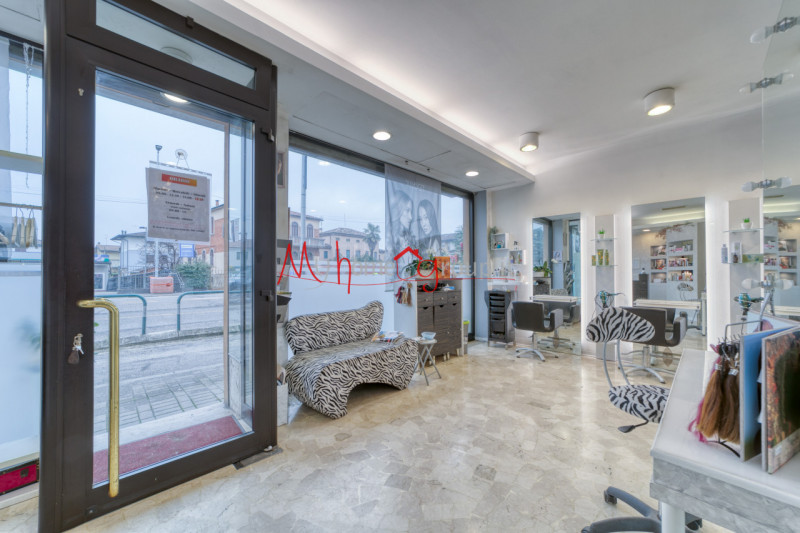 CHIESANUOVA: Negozio al piano terra con doppia vetrina. Attualmente affittato con contratto 6+6 a...