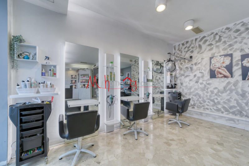 CHIESANUOVA: Negozio al piano terra con doppia vetrina. Attualmente affittato con contratto 6+6 a...