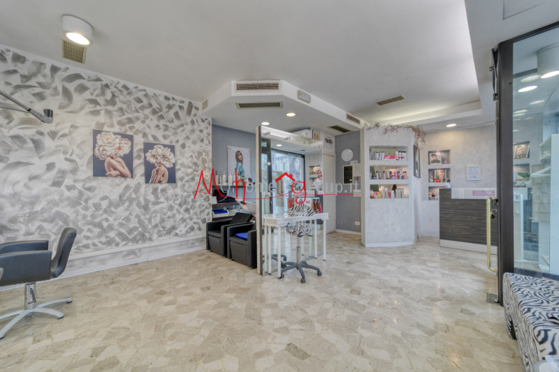 CHIESANUOVA: Negozio al piano terra con doppia vetrina. Attualmente affittato con contratto 6+6 a...