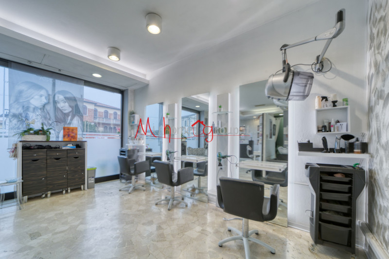 CHIESANUOVA: Negozio al piano terra con doppia vetrina. Attualmente affittato con contratto 6+6 a...